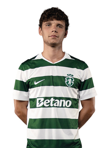 Eduardo Quaresma, jogador do Sporting, com o equipamento principal 2026/27.