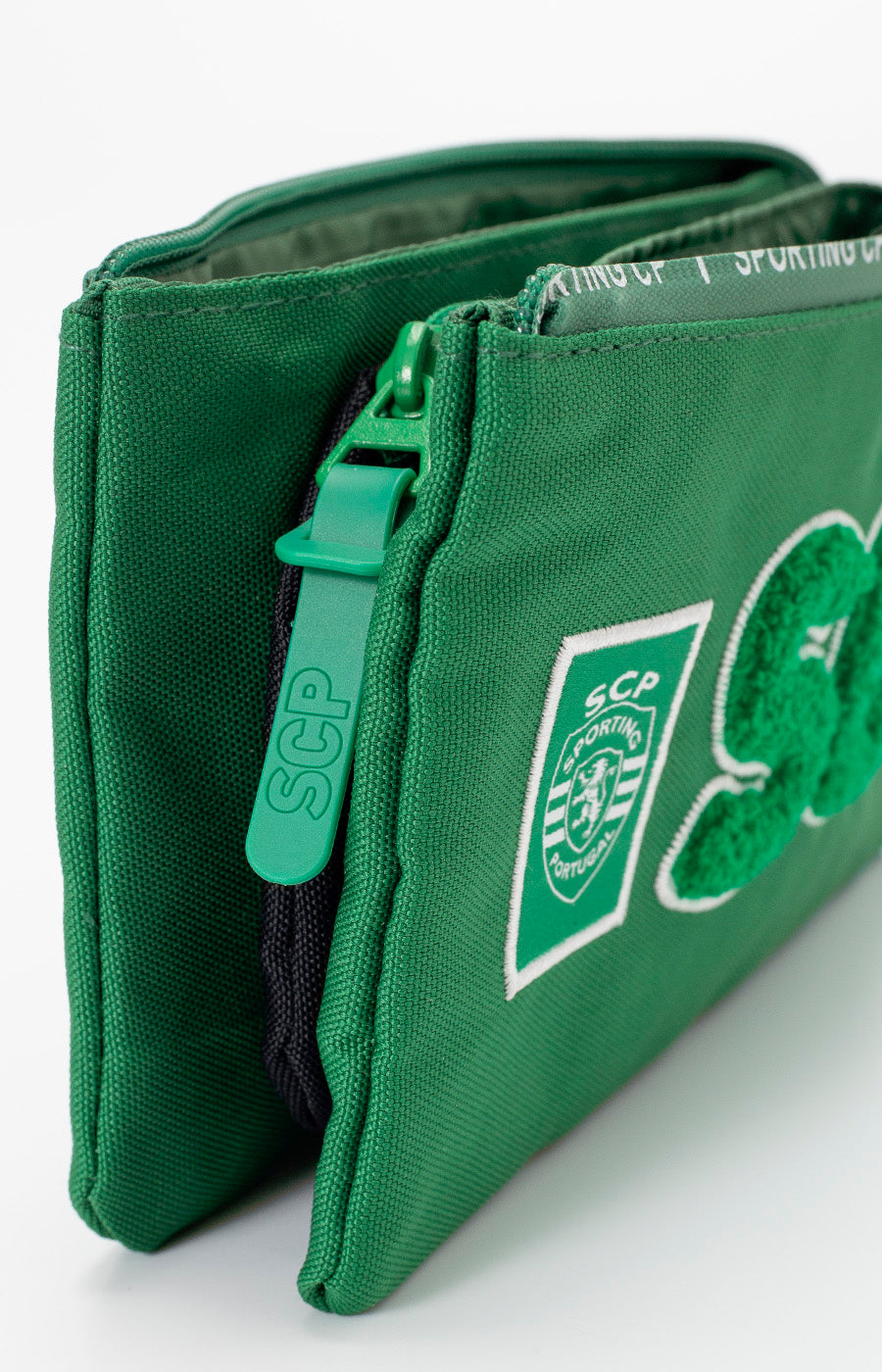 Estojo Escolar do Sporting visto de lado, com fecho de correr.
