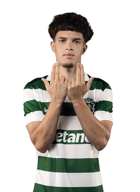 Flávio Gonçalves em pose de festejo, com o equipamento principal 2026/27 do Sporting.