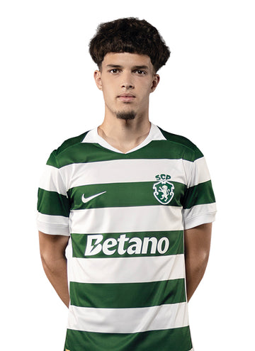 Flávio Gonçalves, jogador do Sporting, com o equipamento principal 2026/27.