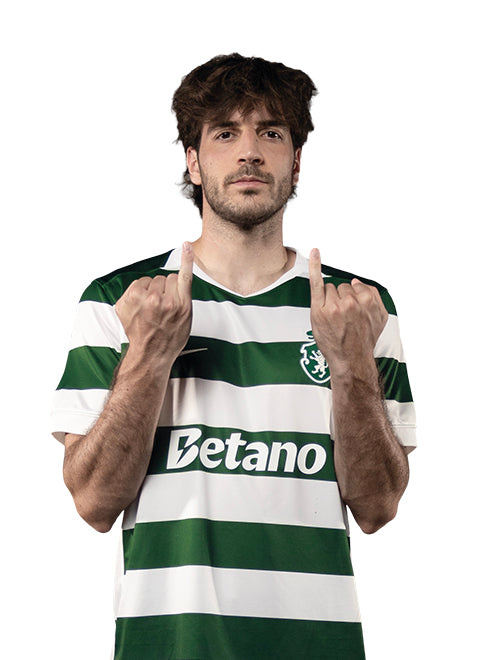 Fotis Ioannidis em pose de festejo, com o equipamento principal 2026/27 do Sporting.