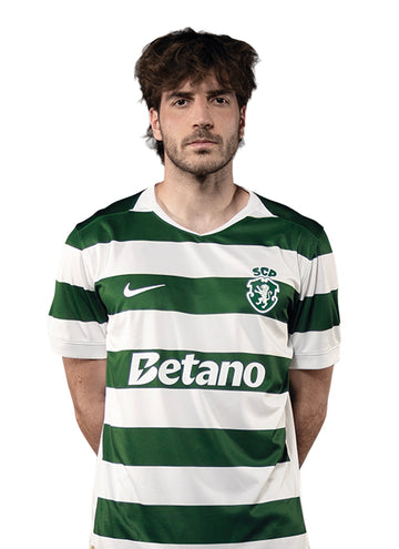 Fotis Ioannidis, jogador do Sporting, com o equipamento principal 2026/27.