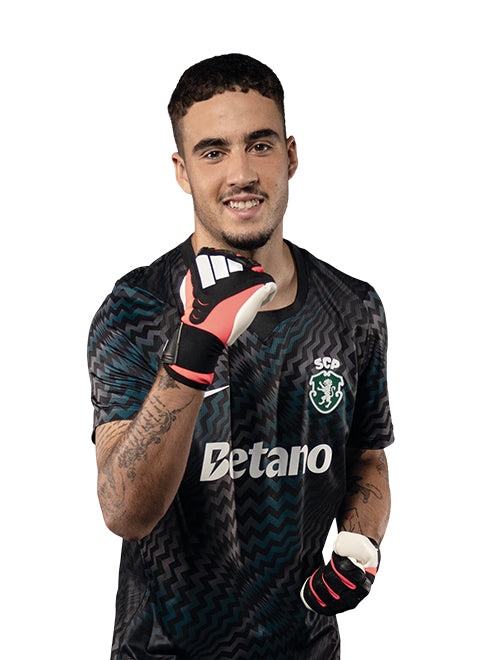 Francisco Silva em pose de festejo, com o equipamento principal de guarda-redes 2026/27 do Sporting.