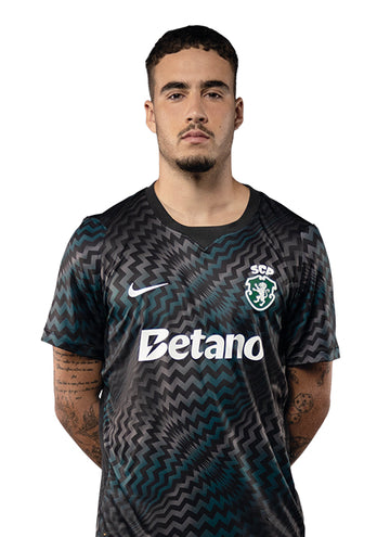 Francisco Silva, jogador do Sporting, com o equipamento principal de guarda-redes 2026/27.