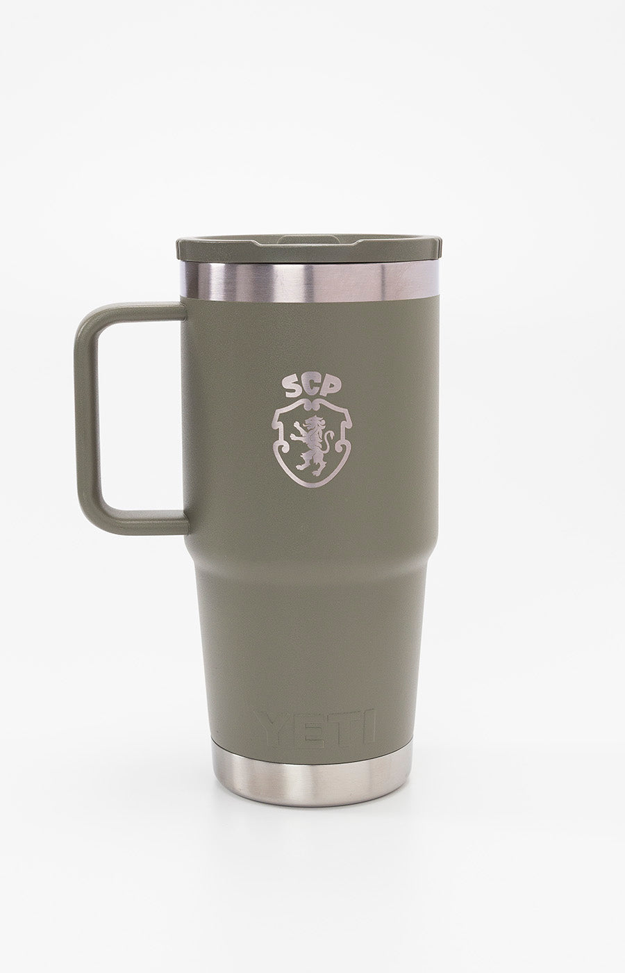 Garrafa térmica SCP x YETI de 591 ml, em verde seco, com pega lateral, emblema do Sporting na frente e base metálica.
