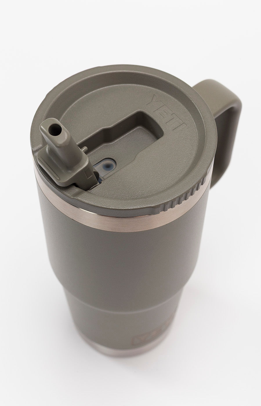 Vista superior da garrafa térmica SCP x YETI de 591 ml, em verde seco, com detalhe da tampa e da pega lateral.