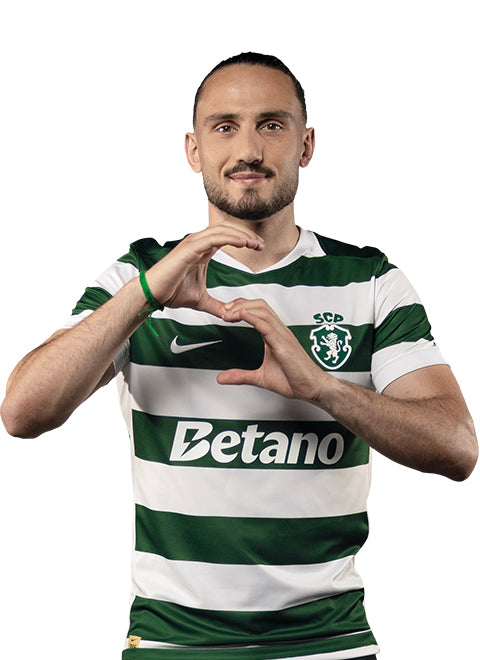 Giorgi Kochorashvili em pose de festejo, com o equipamento principal 2026/27 do Sporting.