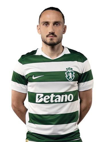 Giorgi Kochorashvili, jogador do Sporting, com o equipamento principal 2026/27.