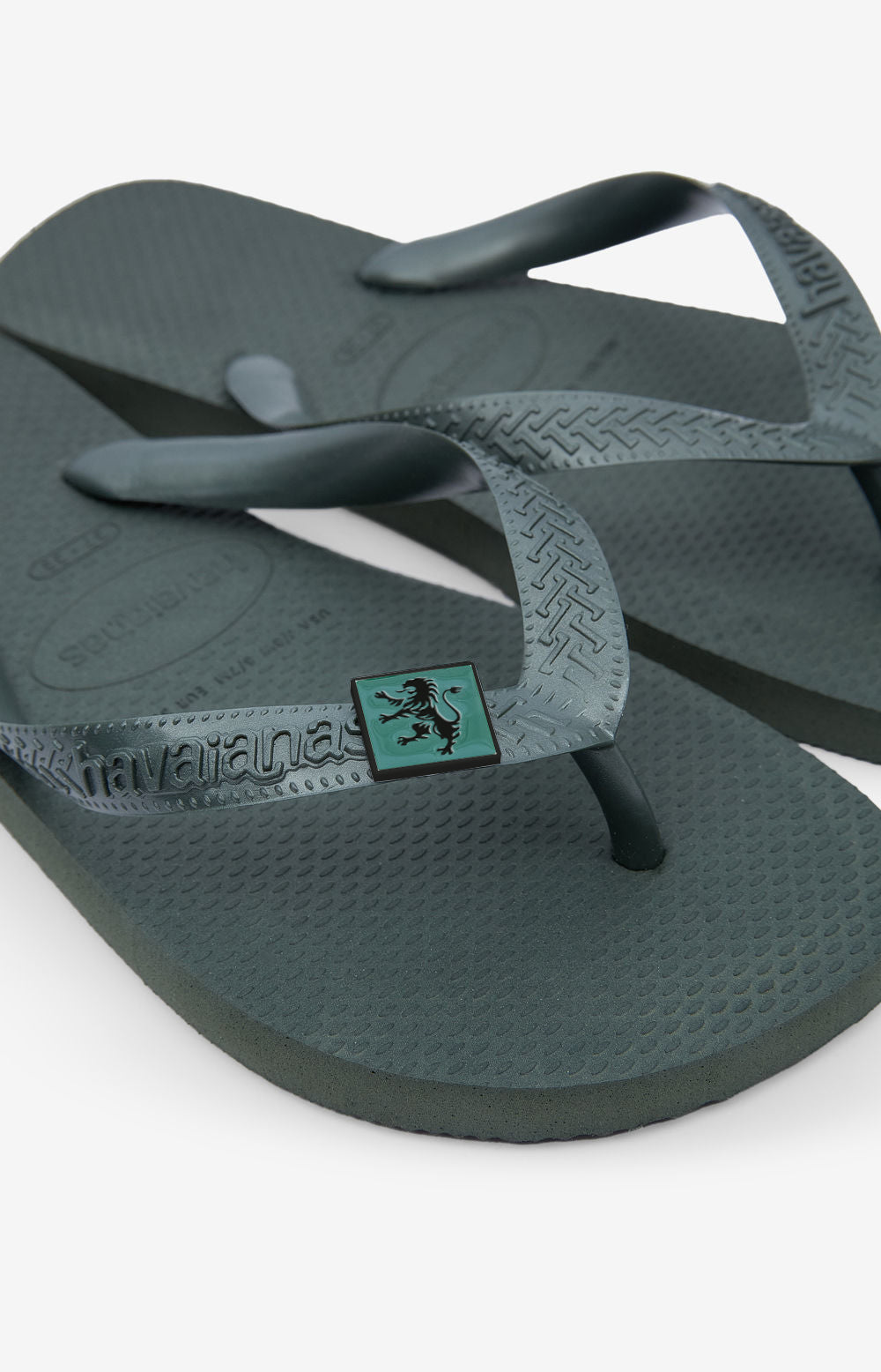 Havaianas Olive Green do Sporting, vista lateral com pin do leão na tira.