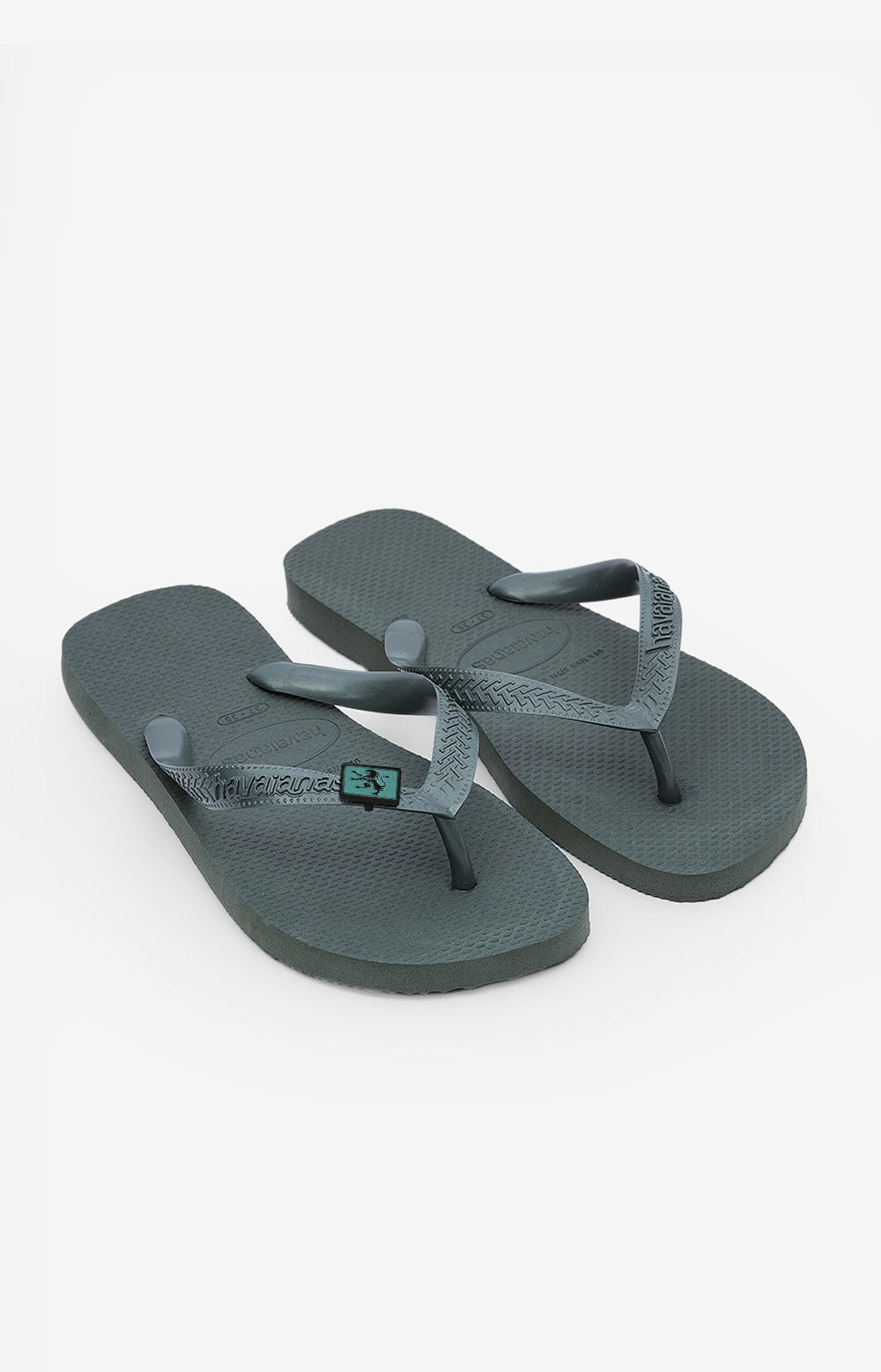 Havaianas Olive Green do Sporting, par em verde tropa com pin do leão na tira.