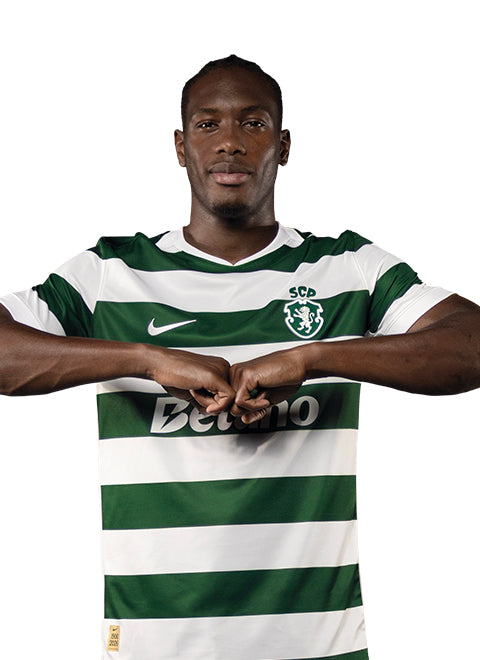 Ibrahima Ba em pose de festejo, com o equipamento principal 2026/27 do Sporting.