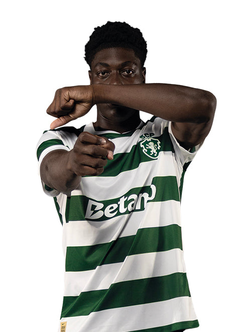 Issa Doumbia em pose de festejo, com o equipamento principal 2026/27 do Sporting.