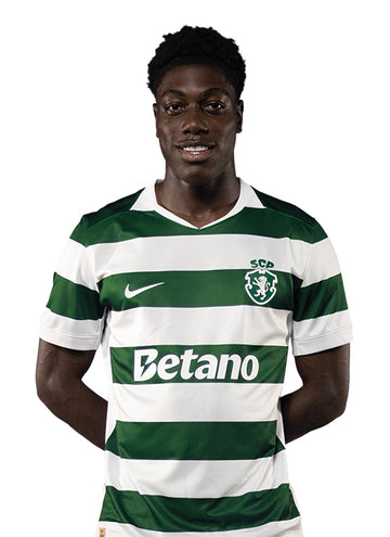 Issa Doumbia, jogador do Sporting, com o equipamento principal 2026/27.