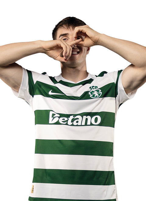 Iván Fresneda em pose de festejo, com o equipamento principal 2026/27 do Sporting.
