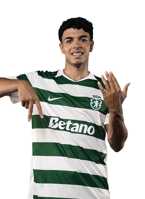 João Simões em pose de festejo, com o equipamento principal 2026/27 do Sporting.
