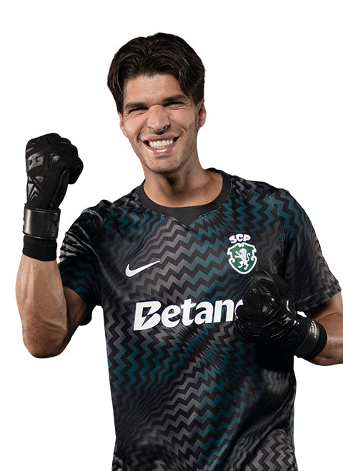João Virgínia em pose de festejo, com o equipamento principal de guarda-redes 2026/27 do Sporting.