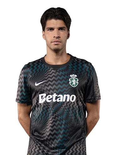 João Virgínia, jogador do Sporting, com o equipamento principal de guarda-redes 2026/27.