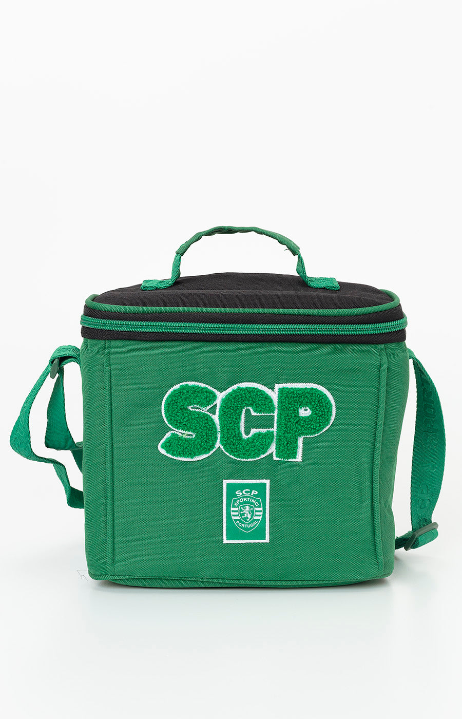 Lancheira Escolar Térmica do Sporting em verde, com as iniciais SCP em bordado felpudo e o emblema do clube na frente.