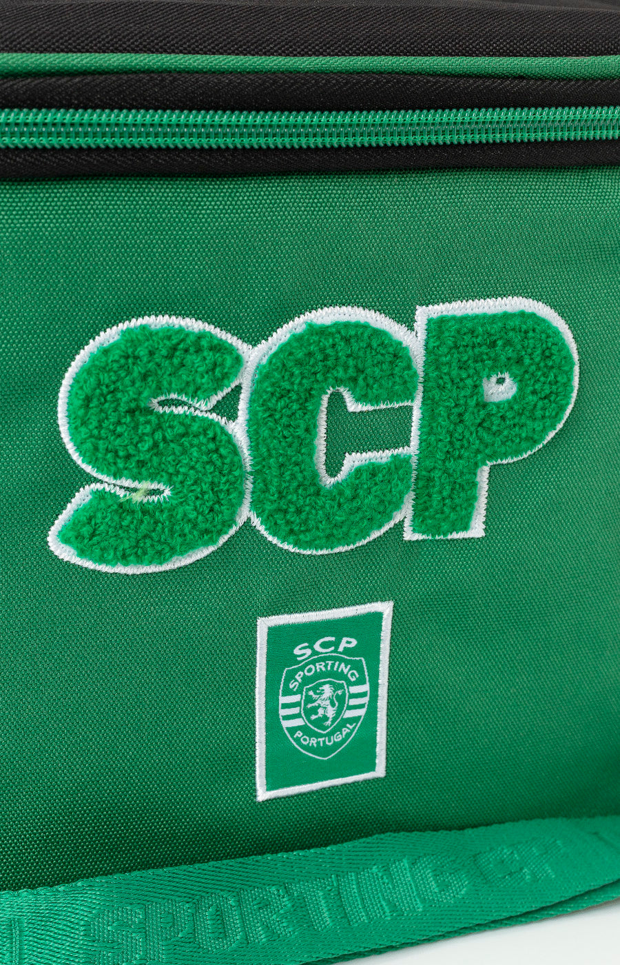 Pormenor das iniciais SCP em bordado felpudo com contorno branco na Lancheira Escolar Térmica do Sporting.