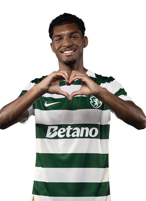 Luís Guilherme em pose de festejo, com o equipamento principal 2026/27 do Sporting.