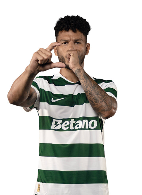 Luis Suárez em pose de festejo, com o equipamento principal 2026/27 do Sporting.