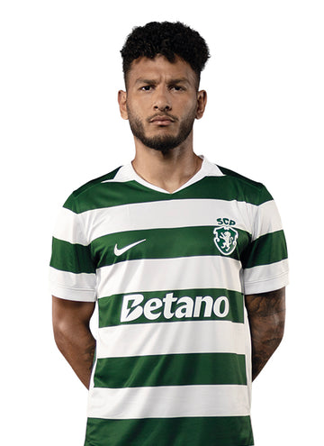 Luis Suárez, jogador do Sporting, com o equipamento principal 2026/27.