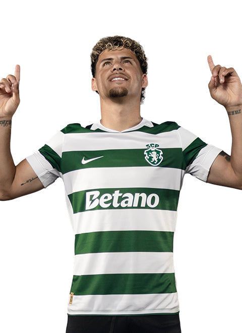 Maxi Araújo em pose de festejo, com o equipamento principal 2026/27 do Sporting.