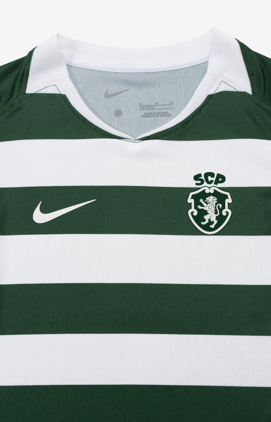 Camisola do Minikit Principal 26/27 Criança do Sporting, às riscas verdes e brancas com o emblema do clube.