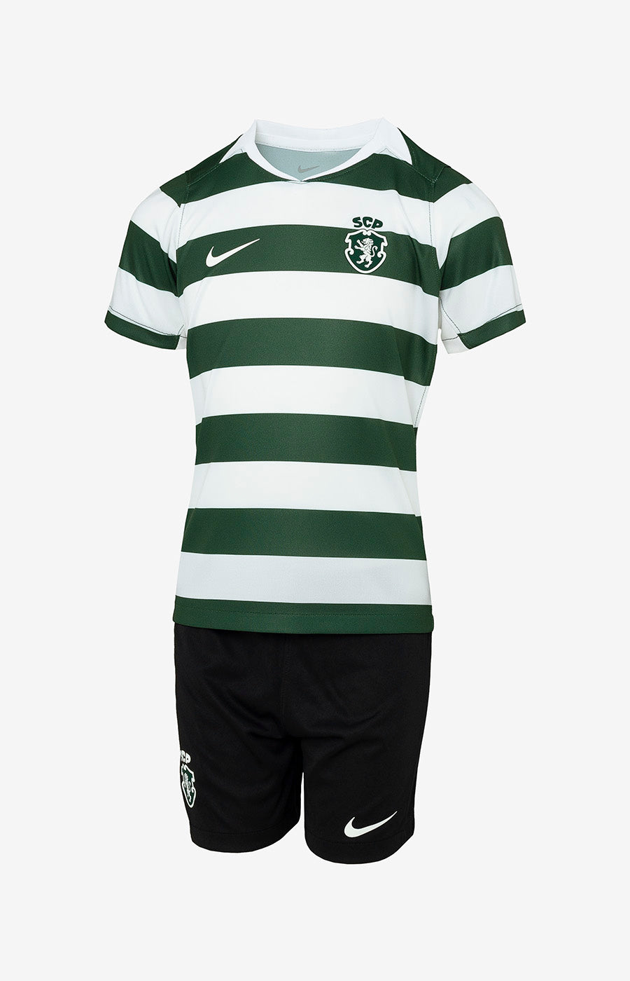 Minikit Principal 26/27 Criança do Sporting, conjunto com camisola às riscas verdes e brancas e calções pretos.