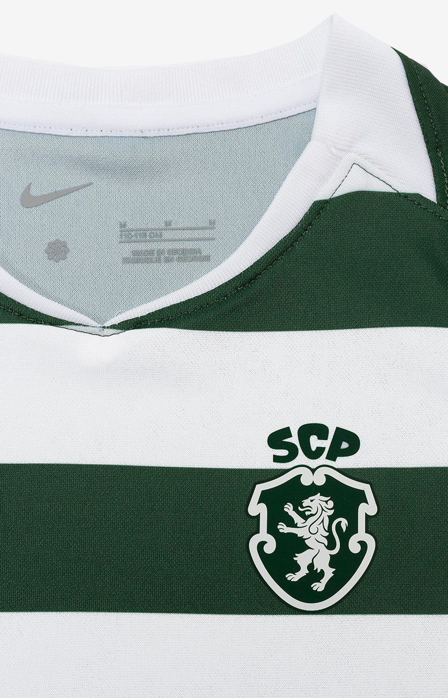 Pormenor do emblema do Sporting na camisola do Minikit Principal 26/27 Criança.