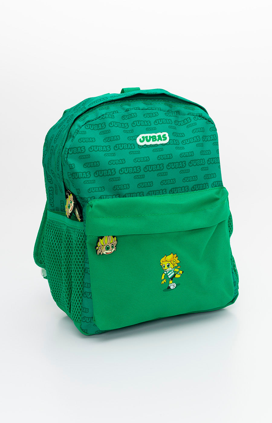 Mochila Escolar Jubas Pequena do Sporting em verde, vista de frente com o Jubas aplicado e pendente da mascote.