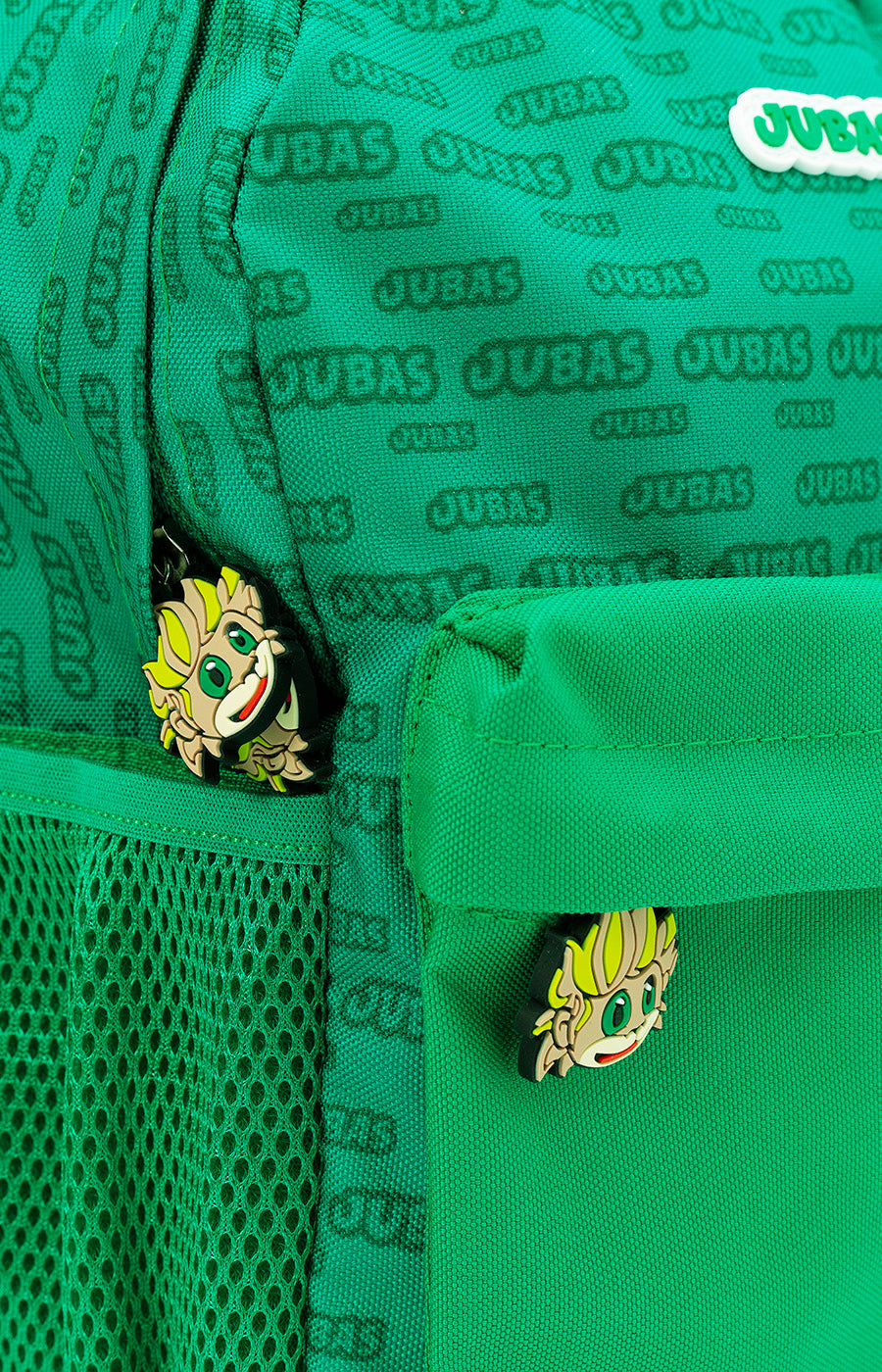 Pormenor do Jubas aplicado e do pendente da mascote no fecho da Mochila Escolar Jubas Pequena do Sporting.
