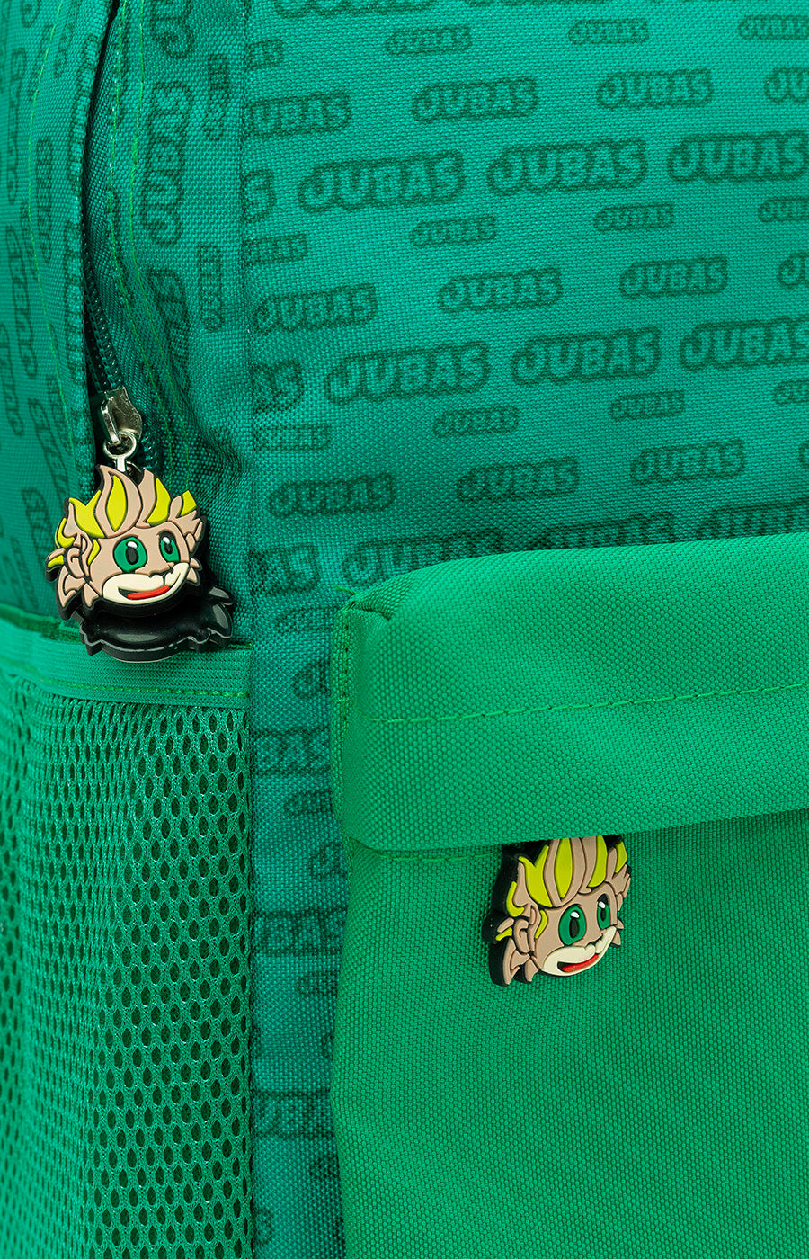 Pormenor do bolso frontal da Mochila Escolar Jubas do Sporting, com o Jubas aplicado e pendente da mascote no fecho.