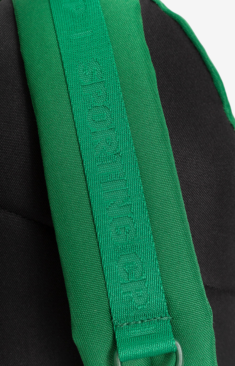 Pormenor da alça acolchoada da Mochila Escolar do Sporting.