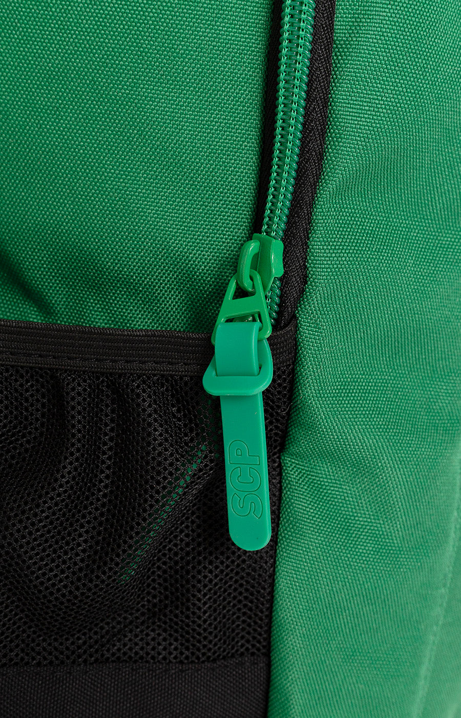 Pormenor do fecho de correr do bolso frontal da Mochila Escolar do Sporting.