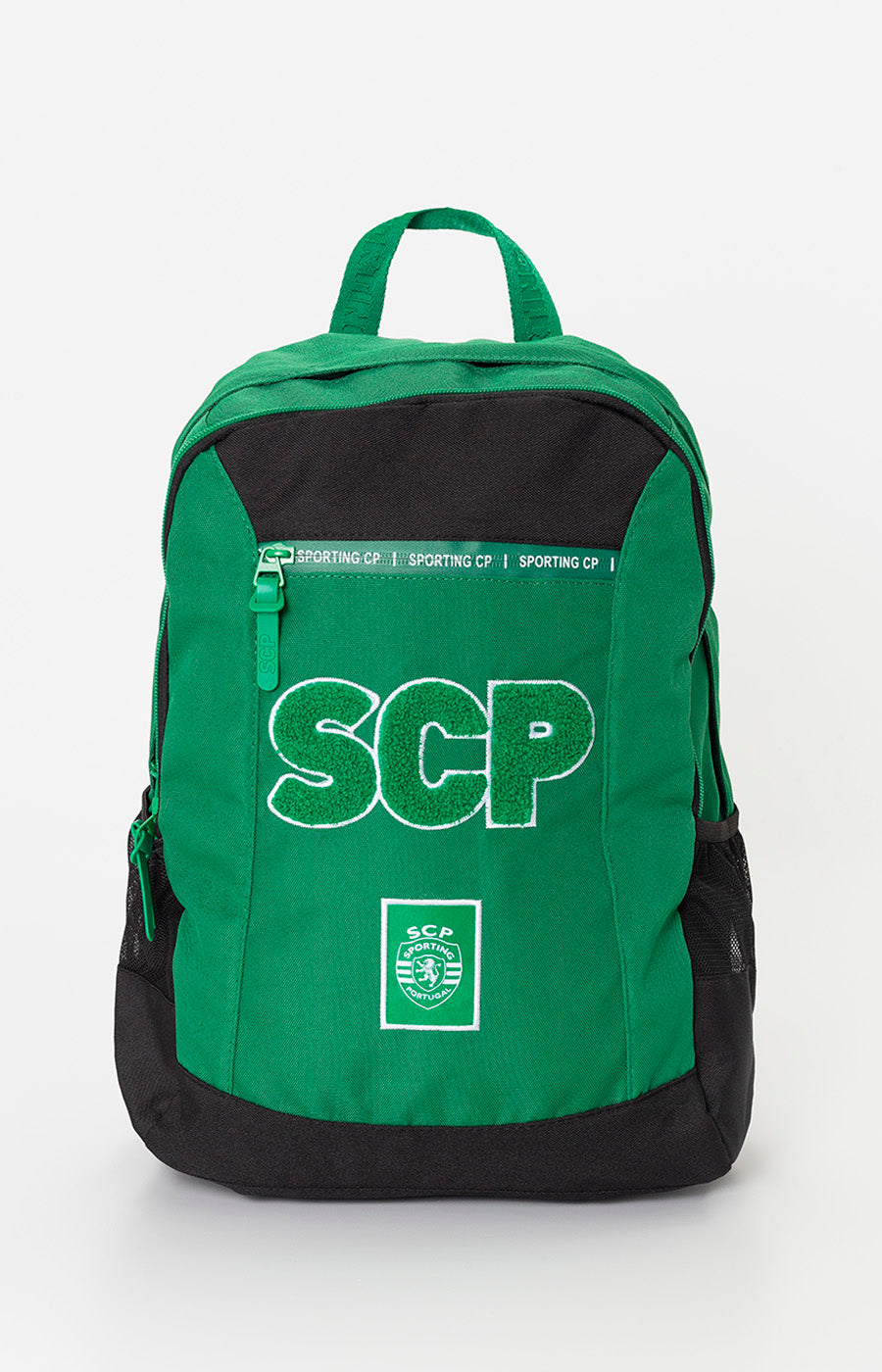 Mochila Escolar do Sporting em verde e preto, com SCP em grande na frente.