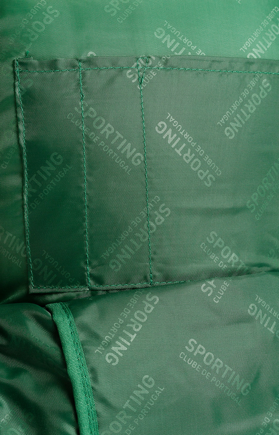 Textura do tecido verde da Mochila Escolar do Sporting.