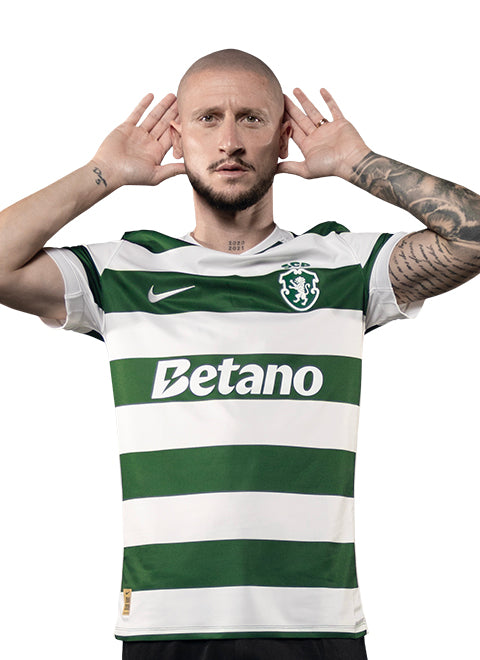 Nuno Santos em pose de festejo, com o equipamento principal 2026/27 do Sporting.