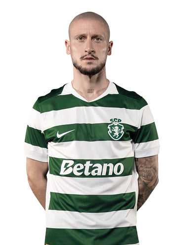 Nuno Santos, jogador do Sporting, com o equipamento principal 2026/27.