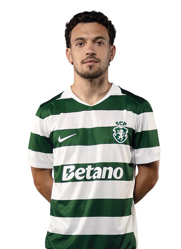 Pedro Gonçalves, jogador do Sporting, com o equipamento principal 2026/27.