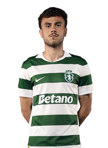 Pedro Lima, jogador do Sporting, com o equipamento principal 2026/27.