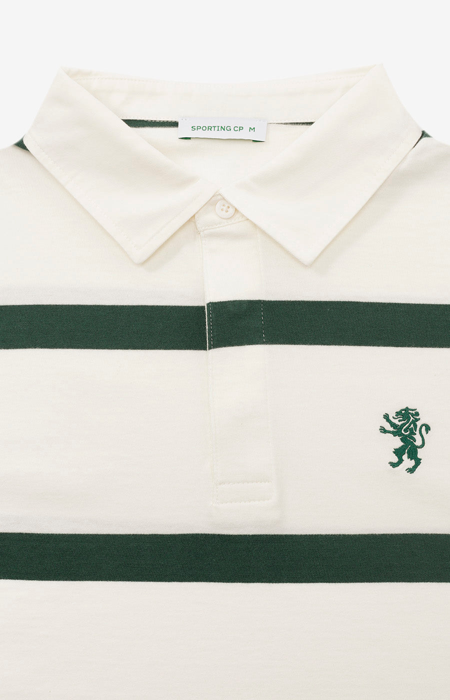 Pormenor da gola de polo e do leão bordado no peito do Polo Listado Leão de Mulher do Sporting.