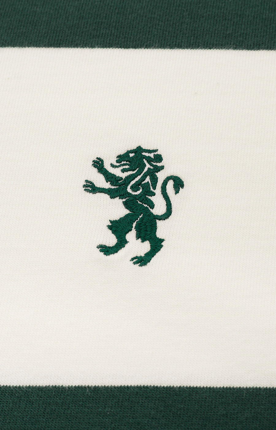 Pormenor do leão do Sporting bordado a verde no Polo Listado Leão de Mulher.