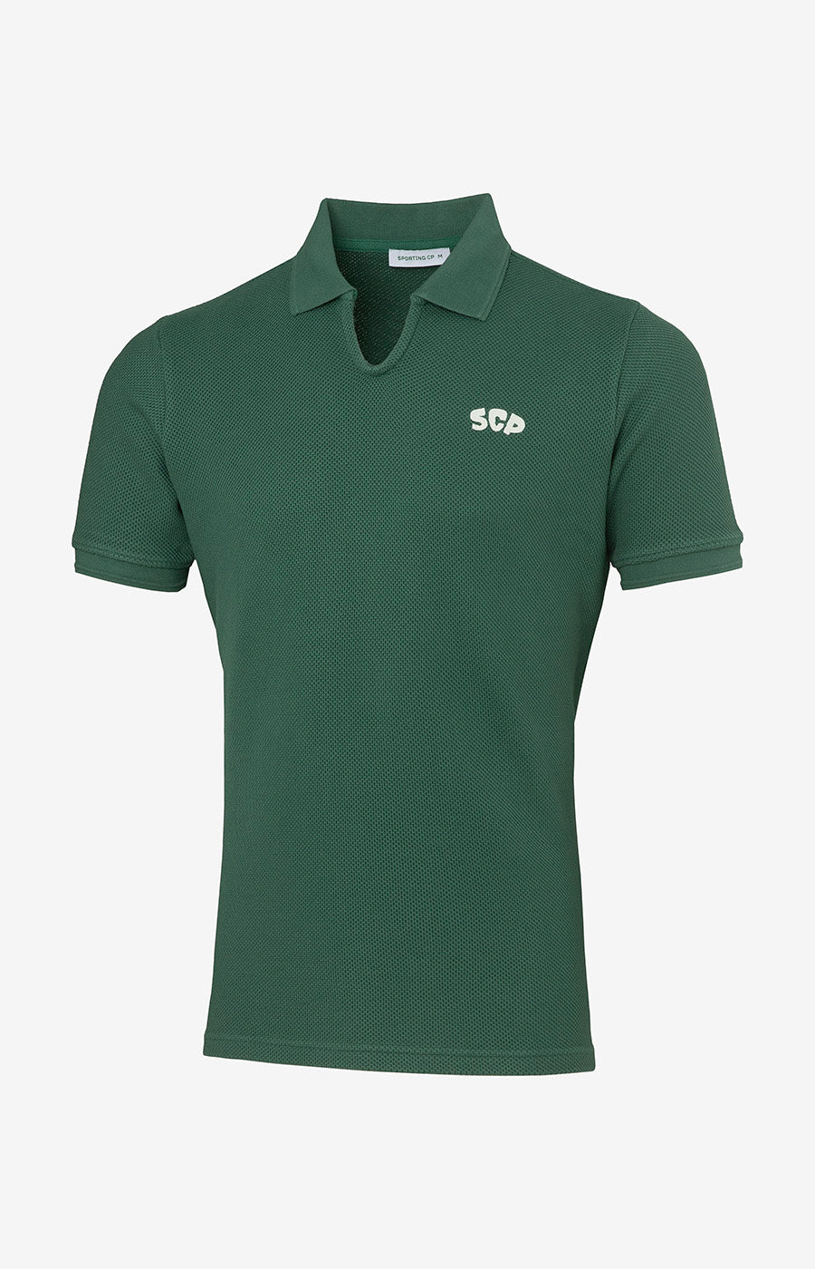 Polo Tricotado Verde do Sporting, frente em malha texturada com decote em V e SCP ao peito.