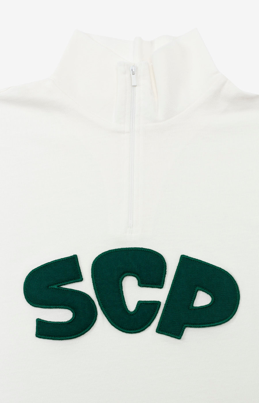 Detalhe da gola e do fecho de correr do Polo Zip Branco Retro de mulher do Sporting.