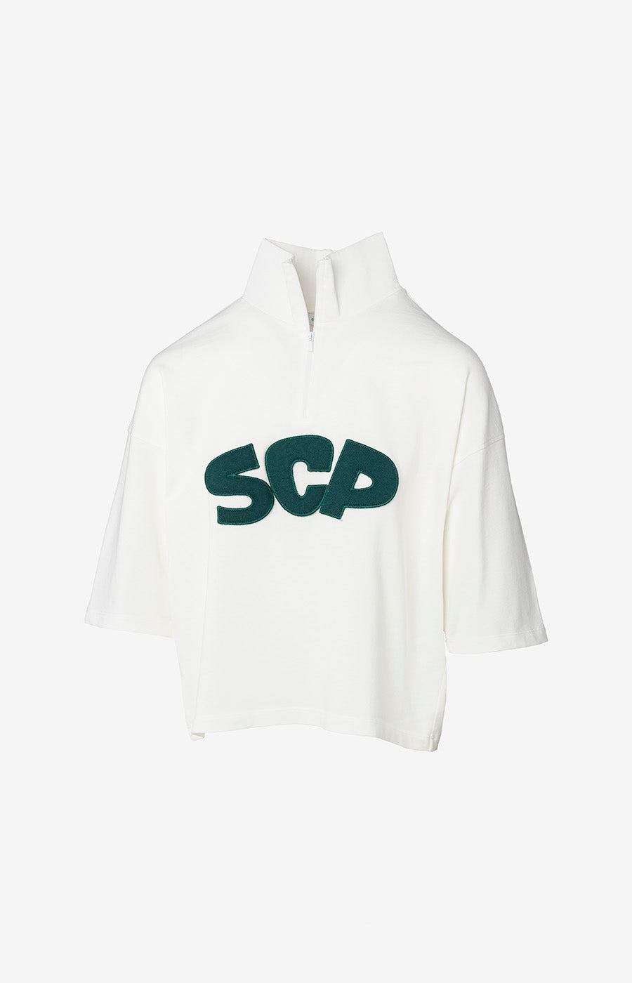 Polo branco retro de mulher do Sporting, com gola de fecho e letras SCP em verde na frente.
