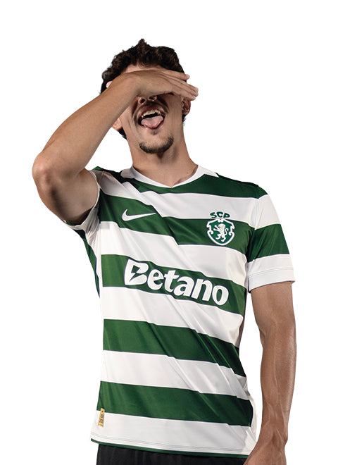 Rafael Nel em pose de festejo, com o equipamento principal 2026/27 do Sporting.