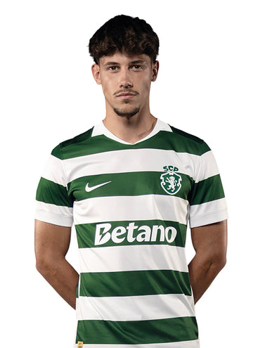 Rafael Nel, jogador do Sporting, com o equipamento principal 2026/27.