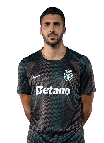 Rui Silva, jogador do Sporting, com o equipamento principal de guarda-redes 2026/27.