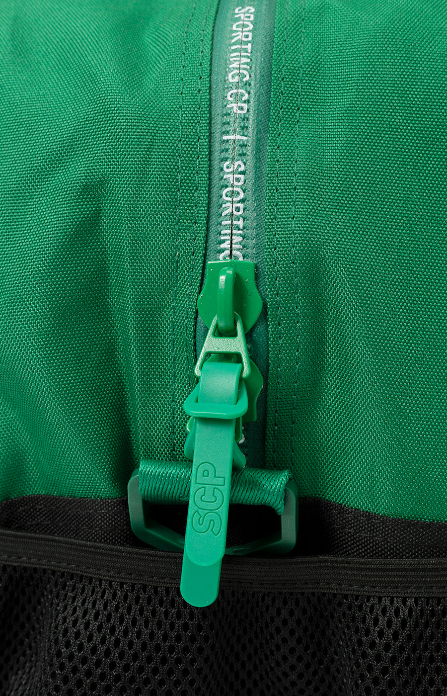Pormenor do fecho de correr e da alça do Saco de Desporto Escolar do Sporting.